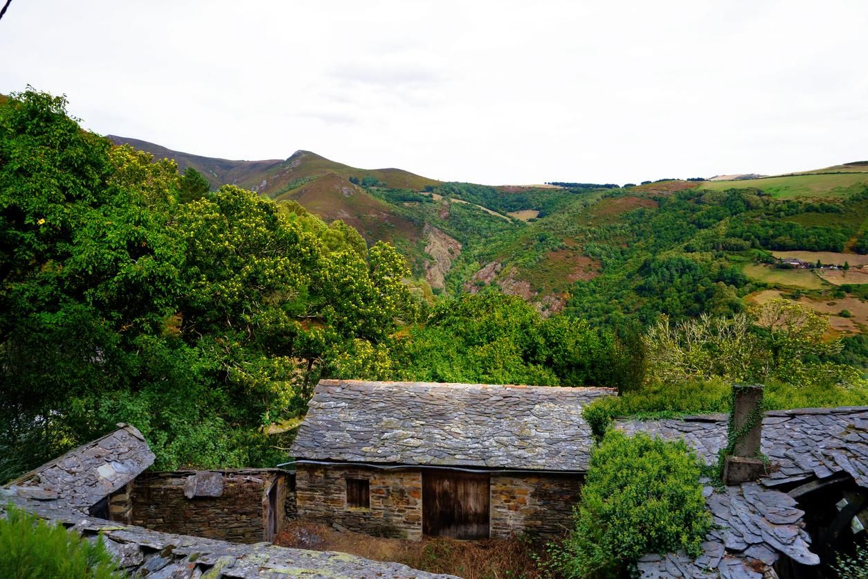 Casa abadnonada en Piorno, Villanueva de Oscos.