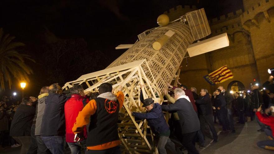 &#039;Plantà al tombe&#039; de una falla en las Torres de Serranos