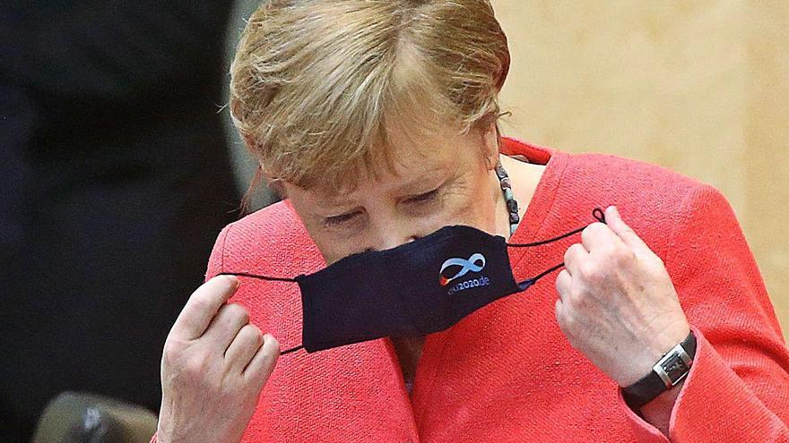 Merkel, canceller alemanya, posant-se una mascareta.