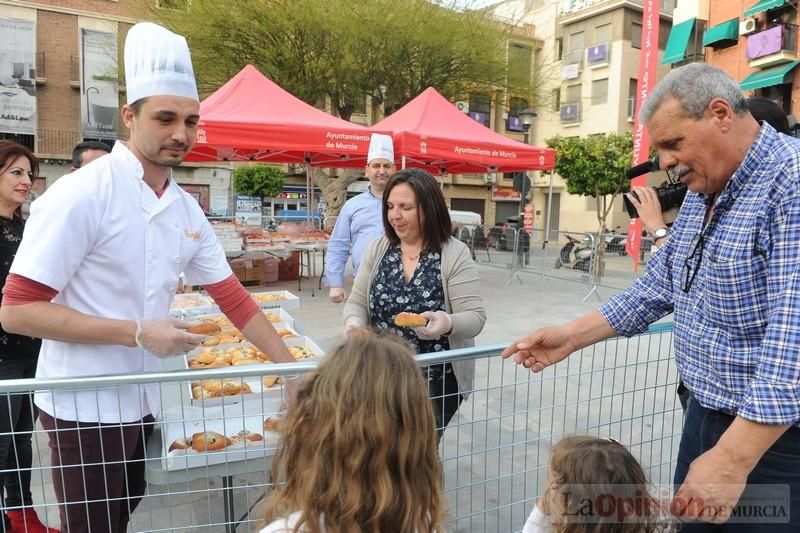 Reparto de monas en la Plaza de San Agustín de Murcia