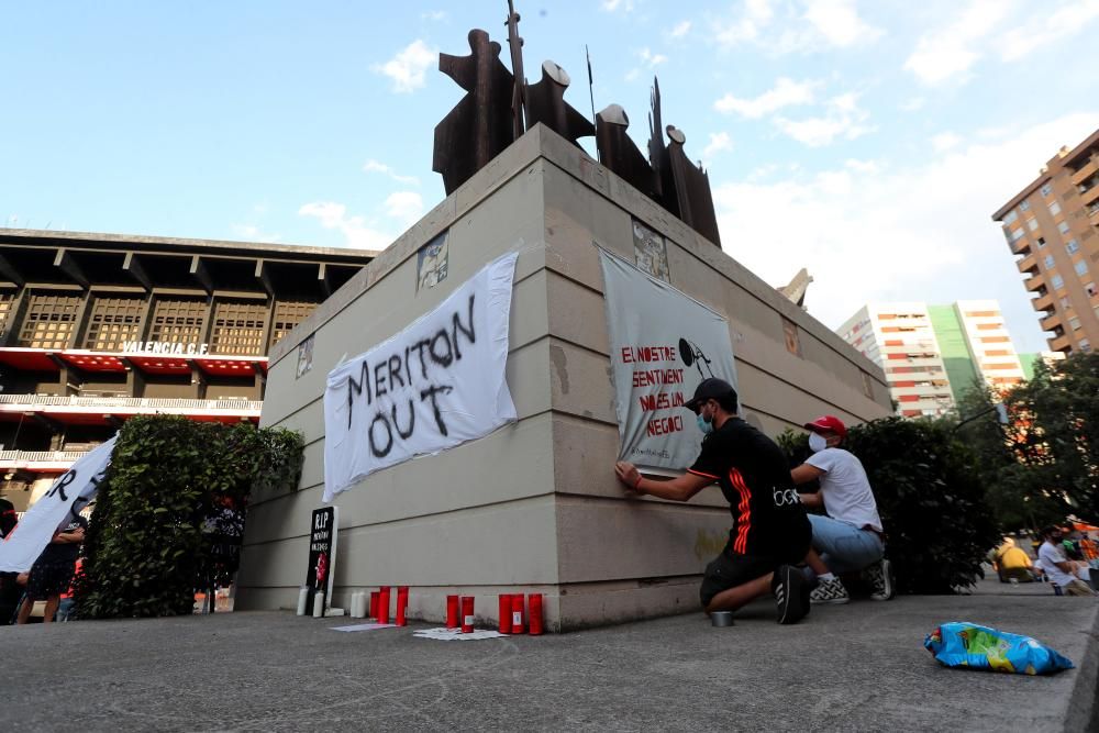 Protesta de los aficionados del Valencia CF contra de Meriton y Peter Lim