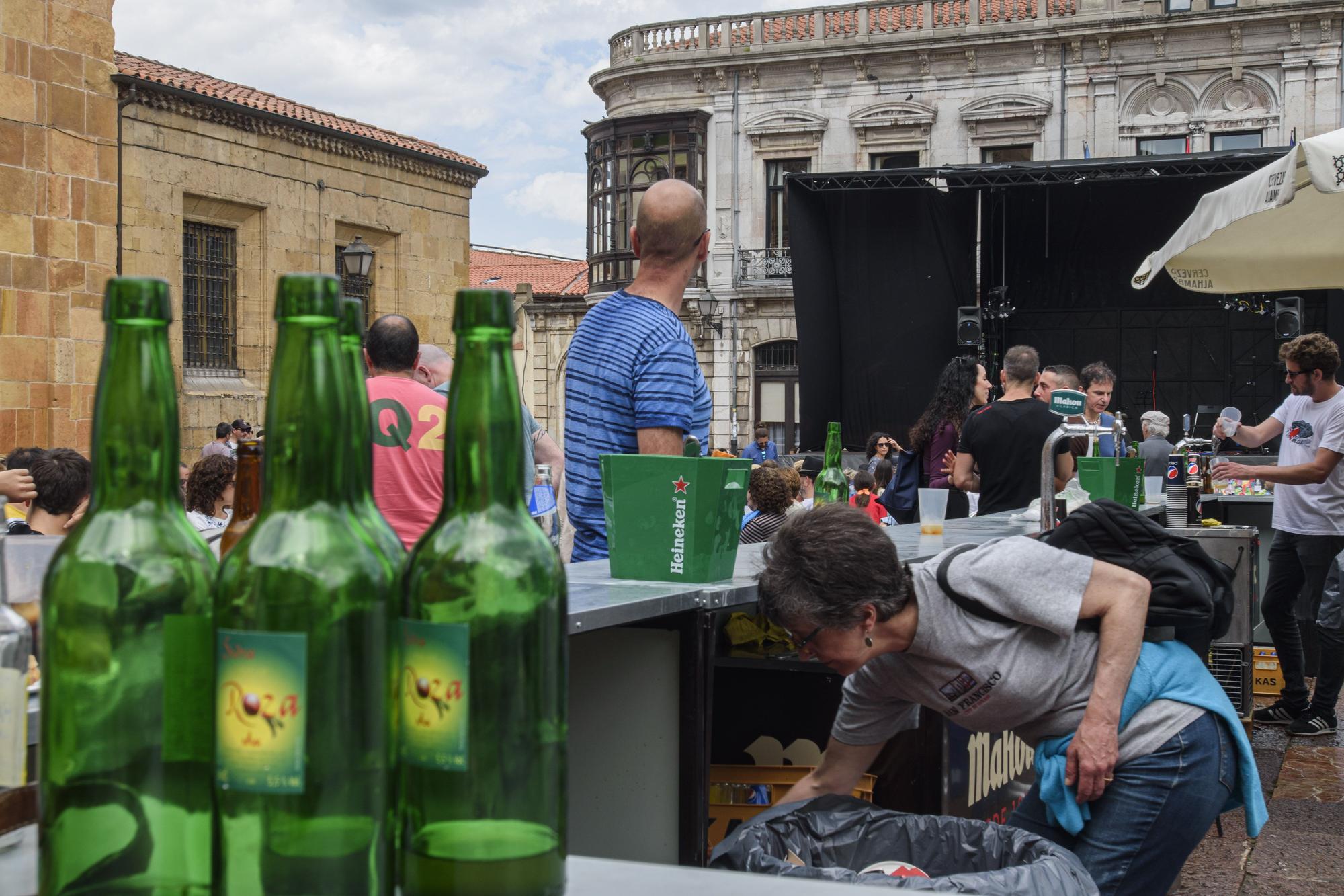 El Antiguo recupera su comida en la calle tres años después