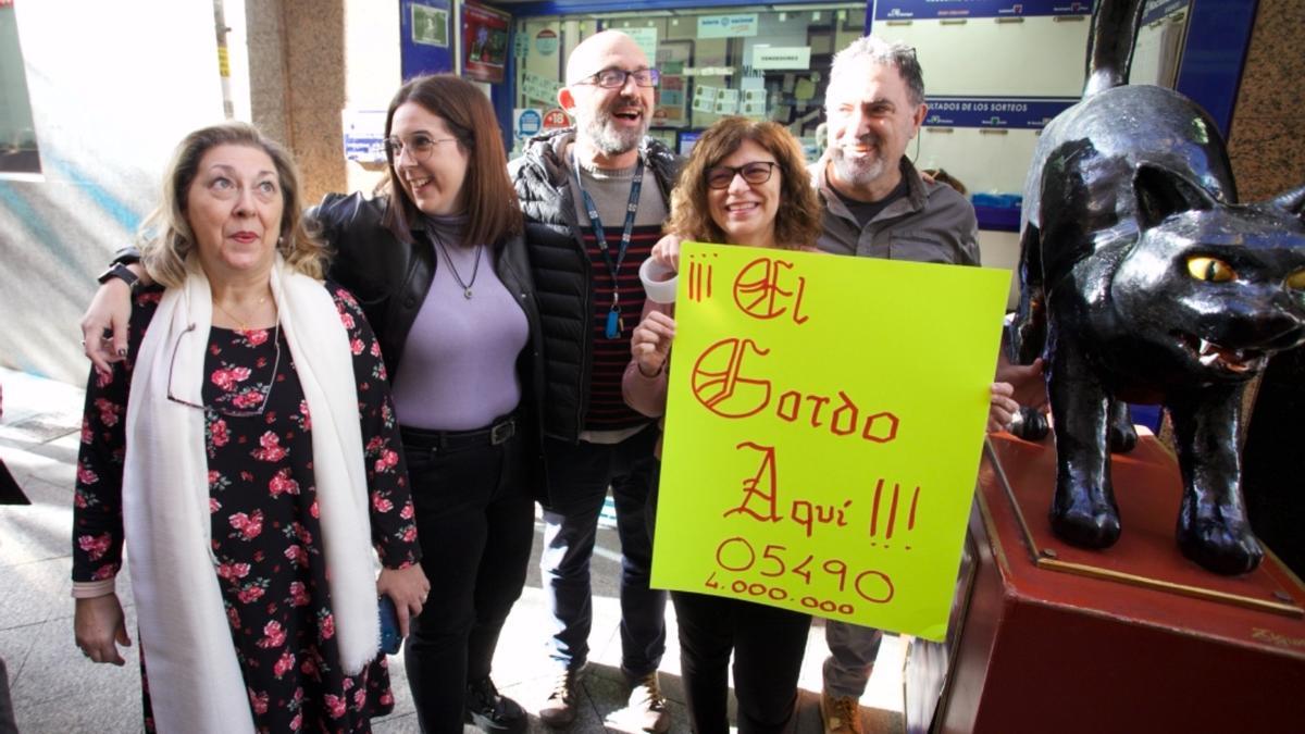 Celebración en El Gato Negro de Murcia tras repartir parte de el Gordo