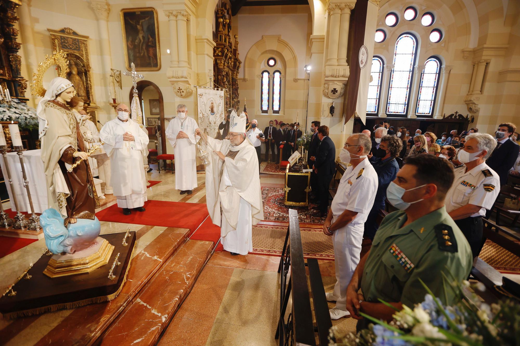 Misa del Carmen en Salinas oficiada por el arzobispo, Sanz Montes