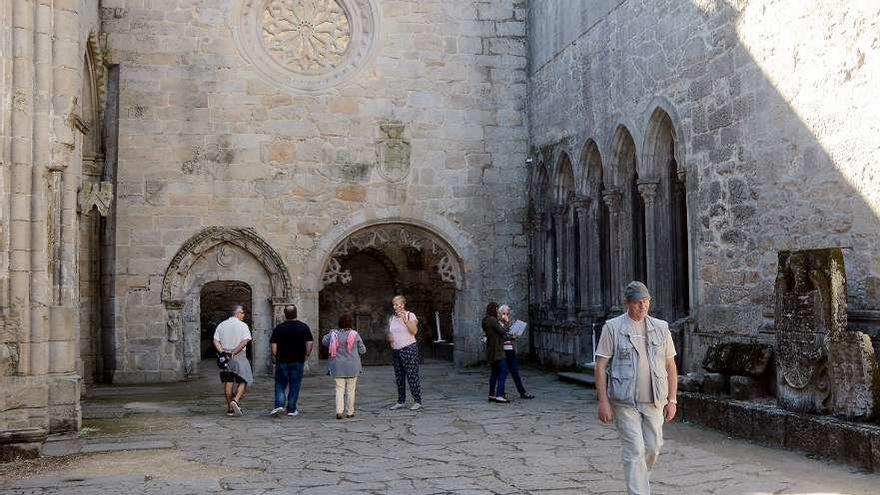 Turistas en las Ruinas de Santo Domingo. // Rafa Vázquez