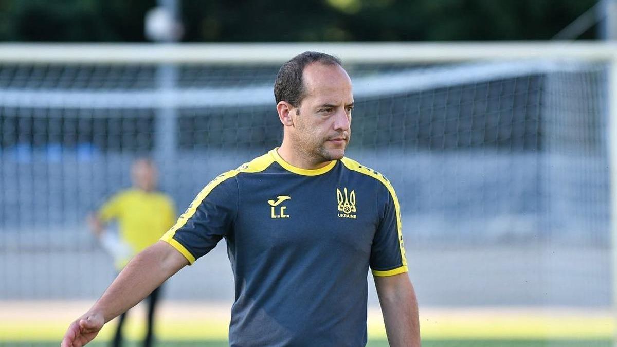 Lluís Cortés, técnico de la selección ucraniana de fútbol femenino, durante un entrenamiento.