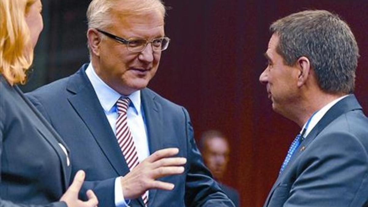 El comisario de Asuntos Económicos y Monetarios, Olli Rehn (centro), ayer en Bruselas.