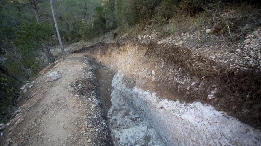 Puente encontrado para cruzar el barran-
co. En la otra imagen, fin del acueducto. | F. BUSTAMANTE