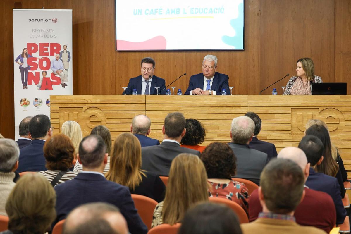 El secretario autonómico de Educación Daniel McEvoy, en el centro de la imagen, junto a los portavoces de Feceval en un encuentro organizado en Valencia.
