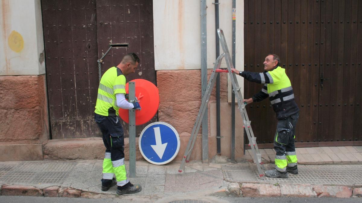 Dos operarios cambiaban de sentido, este miércoles, las señales en la calle Selgas.