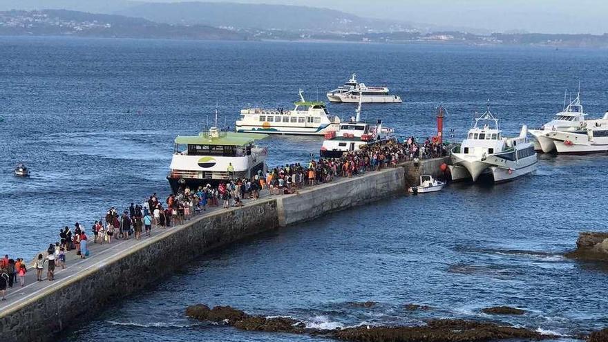 Cola de pasajeros para embarcar hacia las Cíes.