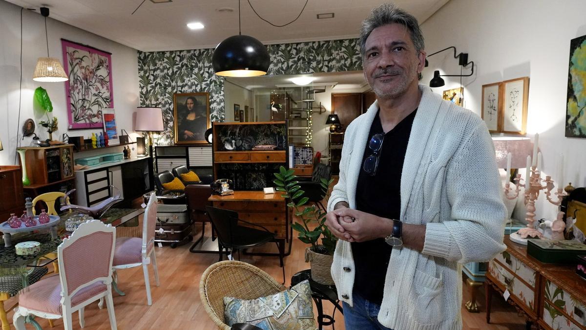 Francisco Valls regenta el comercio Valls Vintage, que nutre con mobiliario y piezas de decoración exclusivas.