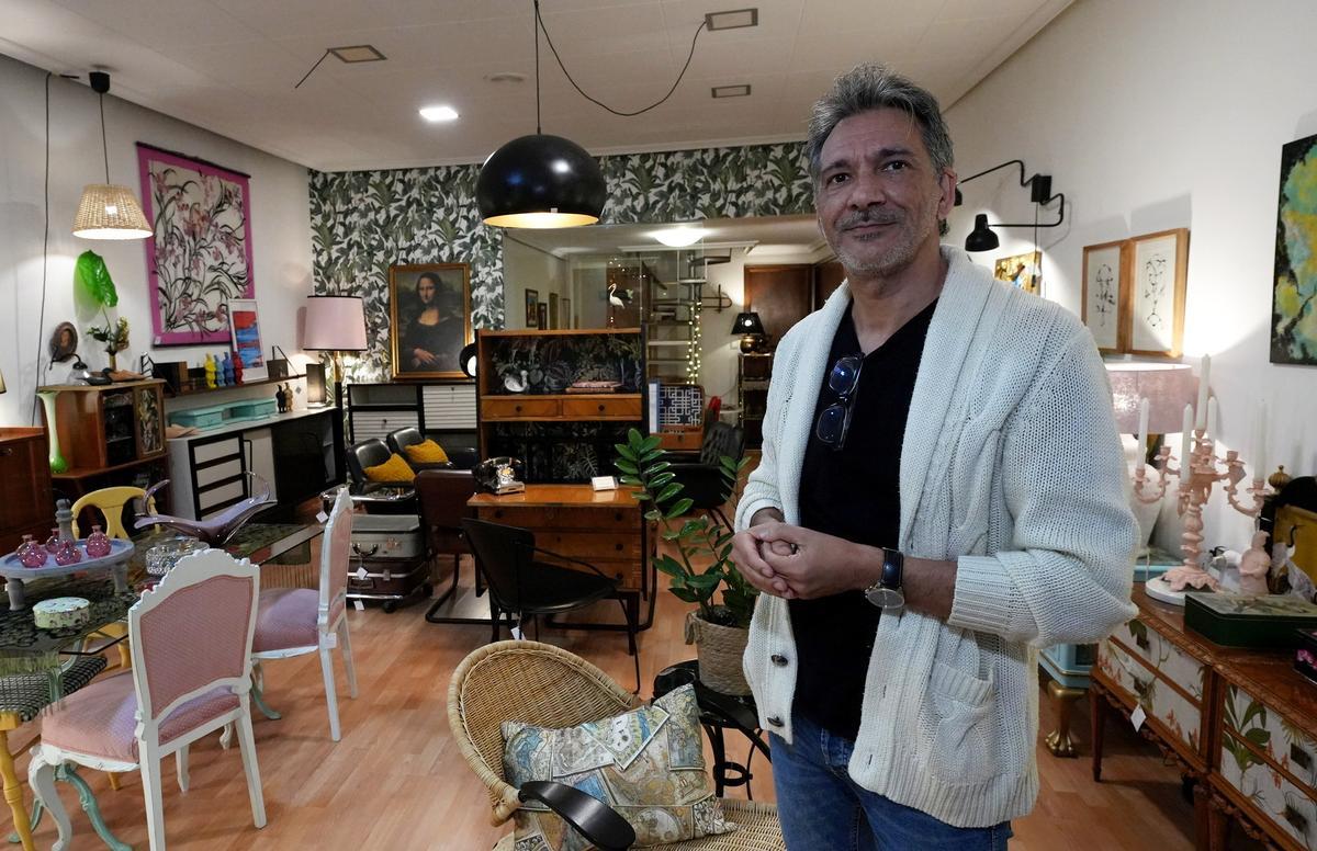 Francisco Valls regenta el comercio Valls Vintage, que nutre con mobiliario y piezas de decoración exclusivas.