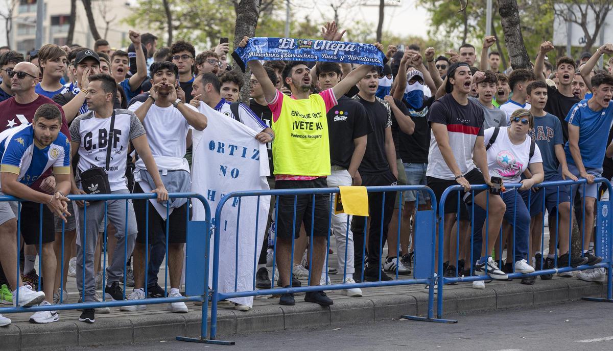 Protesta contra la gestión del Hércules llevada a cabo la temporada pasada enfrente del José Rico Pérez.