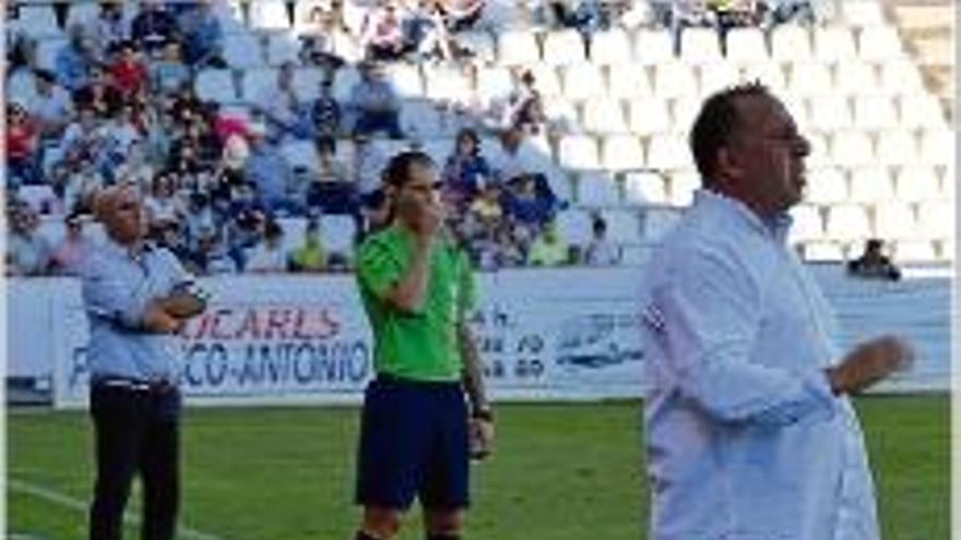 Alsina en primer pla i el tècnic de l&#039;Albacete, Luis César, al fons.