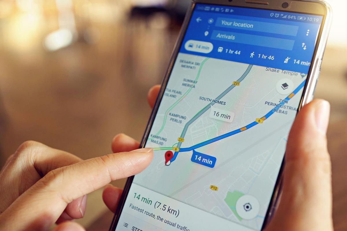 Un teléfono móvil con la ’app’ de Google Maps abierta.