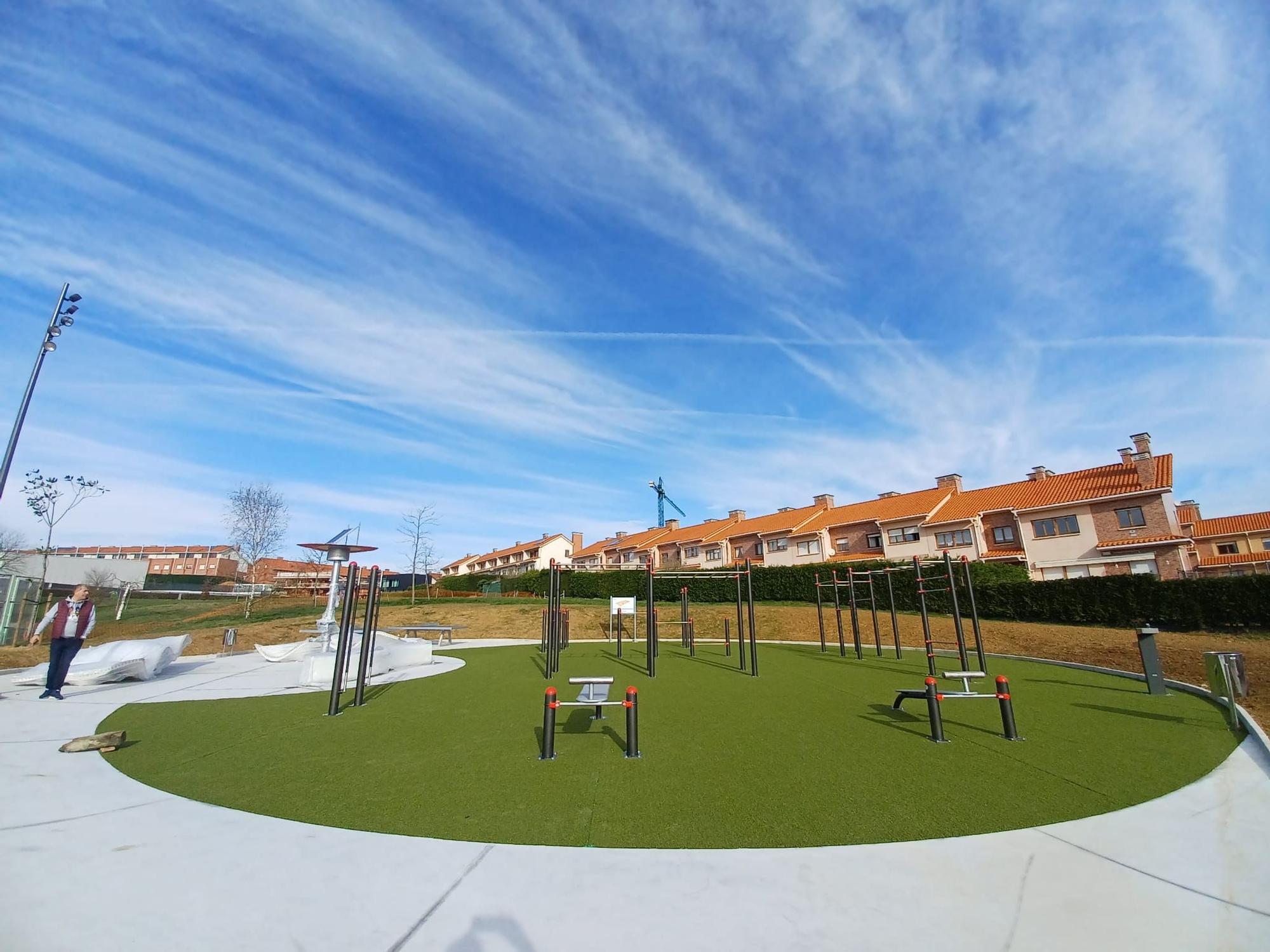La Fresneda ya tiene su gran parque de ocio juvenil, con zona de calistenia, "tumbonas" de hormigón y punto de carga para móviles