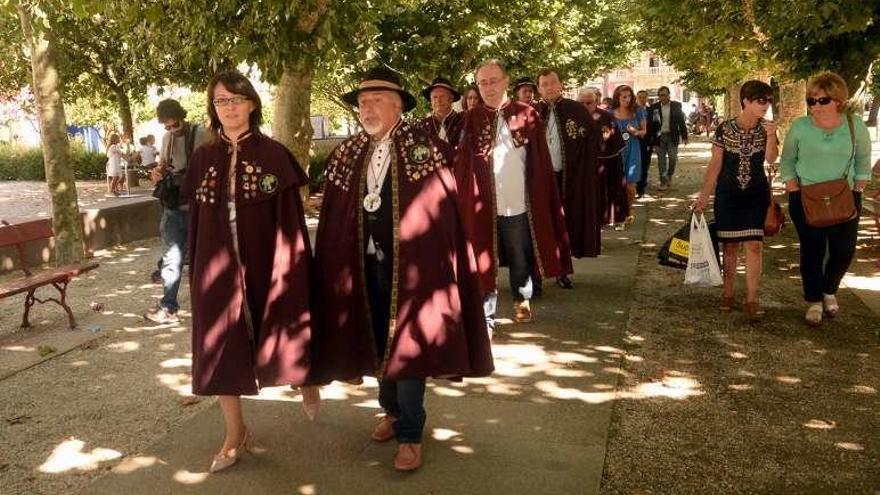 El desfile de la Cofradía do Viño Rías Baixas, ayer. // Noé Parga