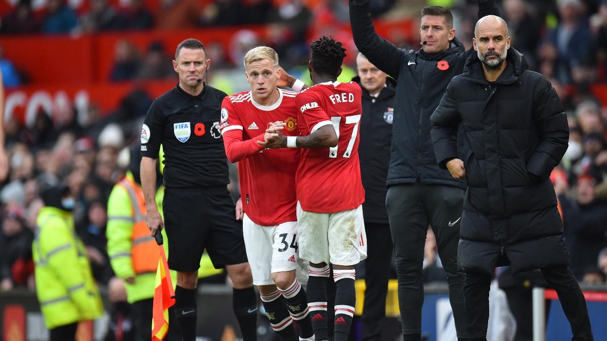 Van De Beek entra desde el banquillo al derbi de Manchester