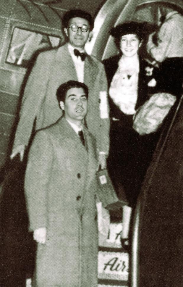 Castelao en Nova York, xunto á súa muller Virxinia e Luís Soto, collendo un avión da compañía AirLines cara a Cuba, en 1938