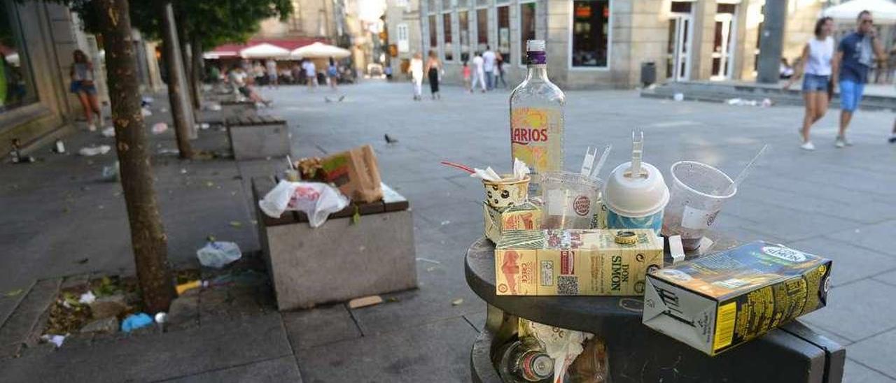 Restos de botellón tras una de las últimas jornadas de Peñas en las últimas fiestas de la Peregrina. // G. S.