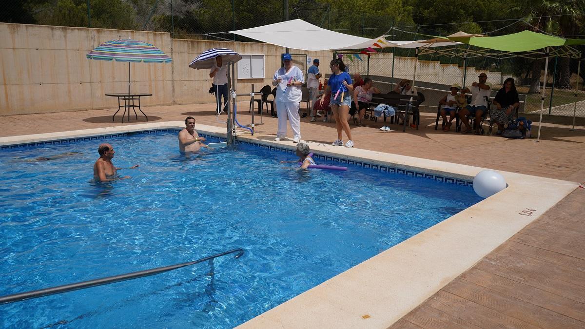 Los usuarios participan en las Olimpiadas en el centro residencial de Savia en Orihuela.