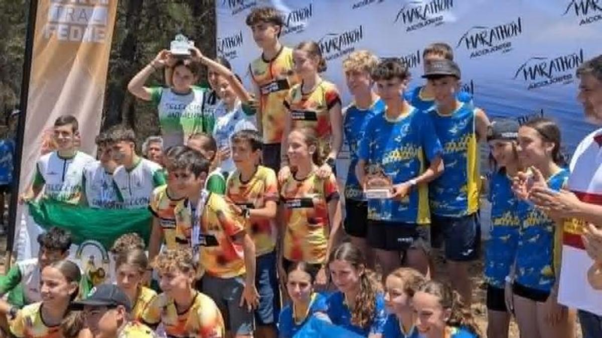 Los cadetes posan con la enseña de Asturias como terceros clasificados en el Nacional.