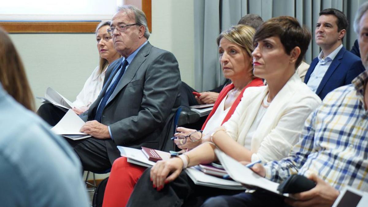 Los consejeros en funciones Gastón y Pérez, en la reunión de diputados. | CORTES DE ARAGÓN