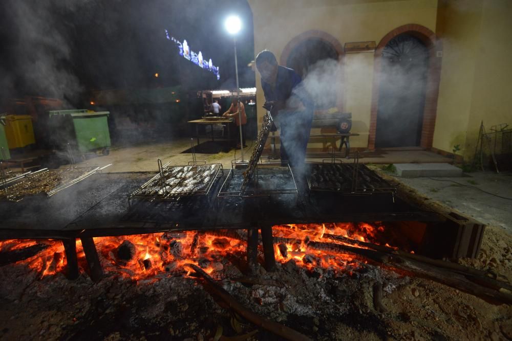 Cientos de personas de toda la comarca acudieron al recinto de A Reiboa para celebran San Xoán entre sardinas, atracciones y fuego.