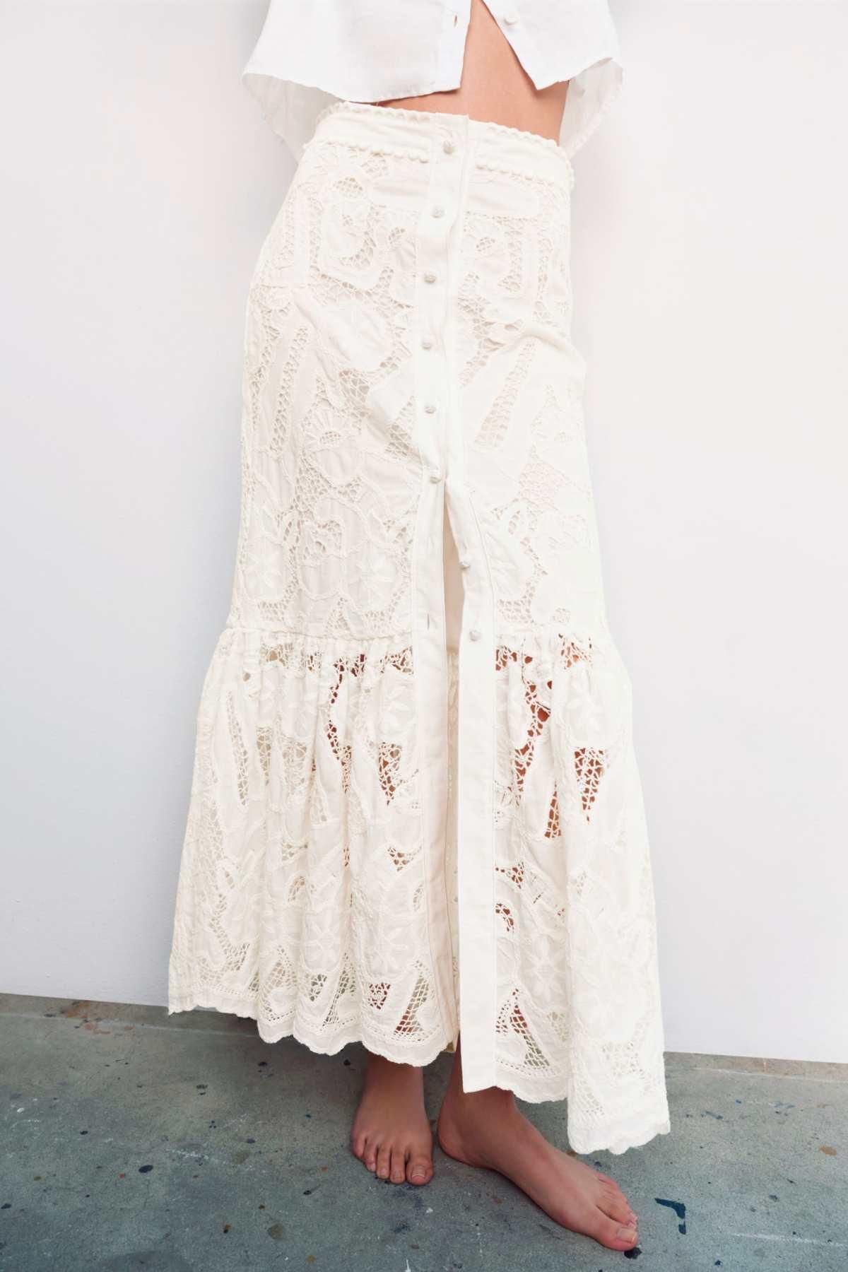 Falda midi con bordados calados