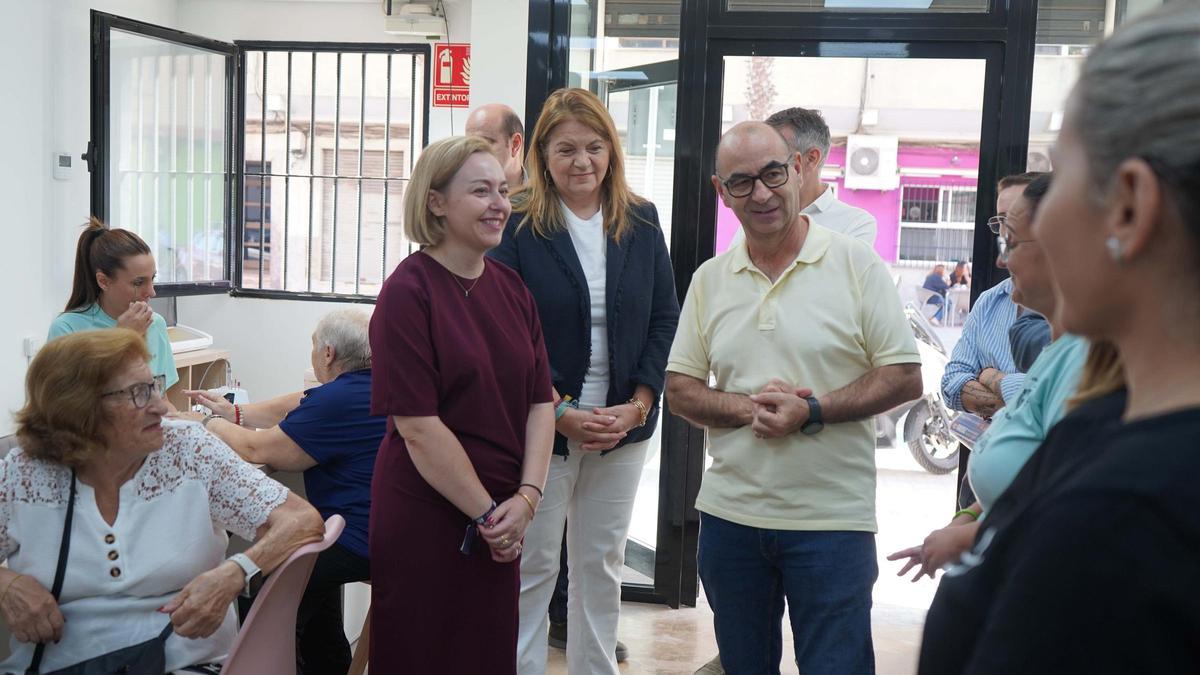 La vicepresidenta Natàlia Enguix, responsable de Promoción Económica, en una visita a un comercio de Alfafar.