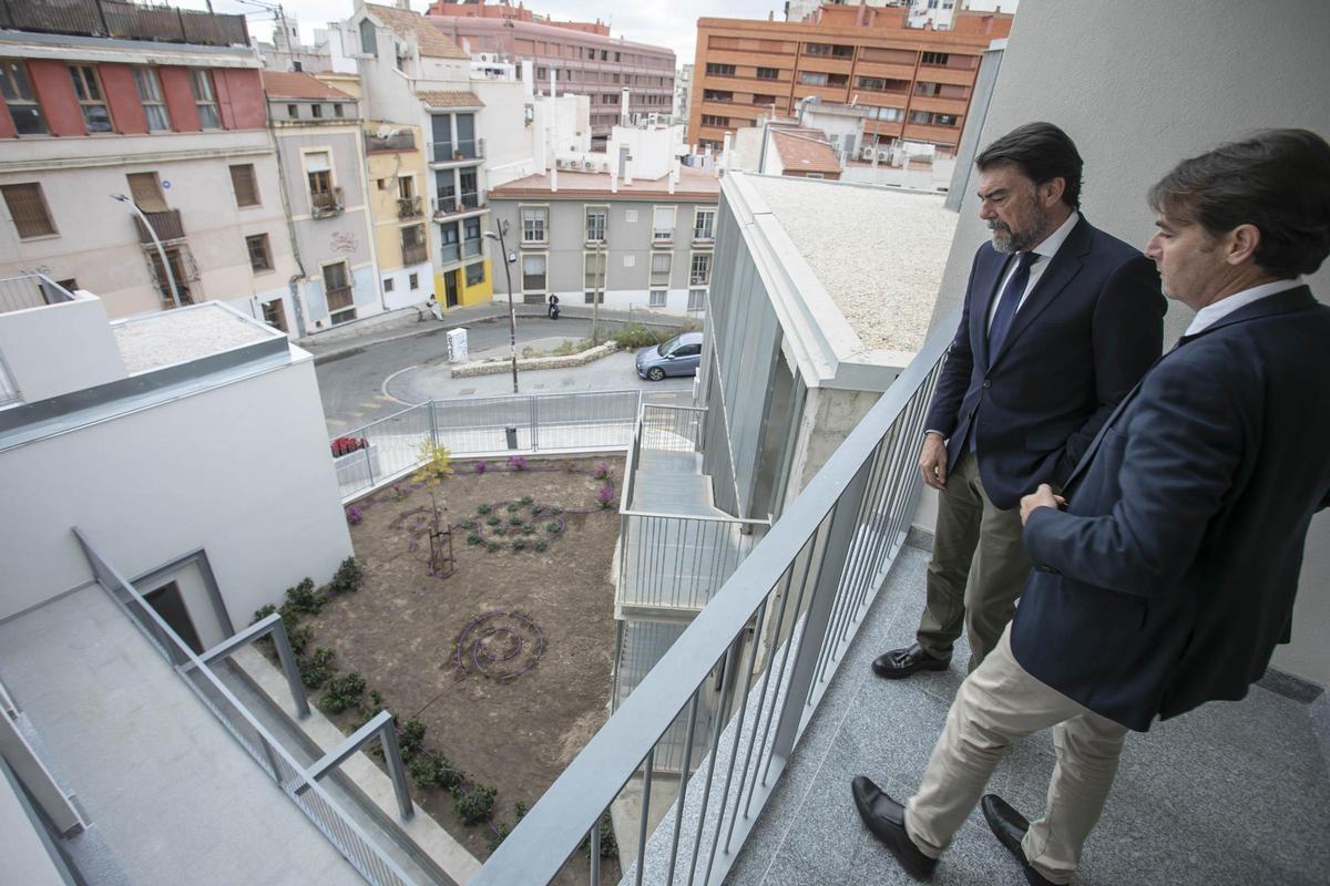 El alcalde de Alicante, Luis Barcala, y el edil de Vivienda, Carlos de Juan, en la recepción de la obra.