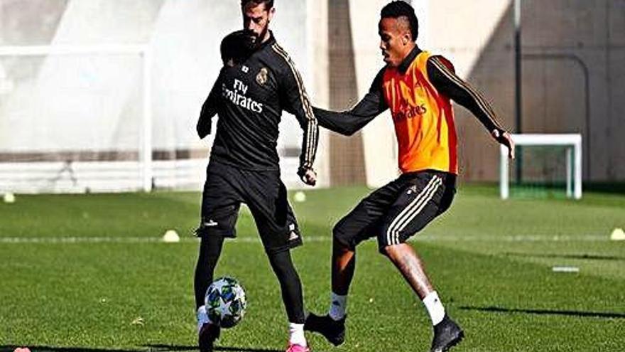 Isco i Militao, durant la sessió d&#039;entrenament d&#039;ahir.