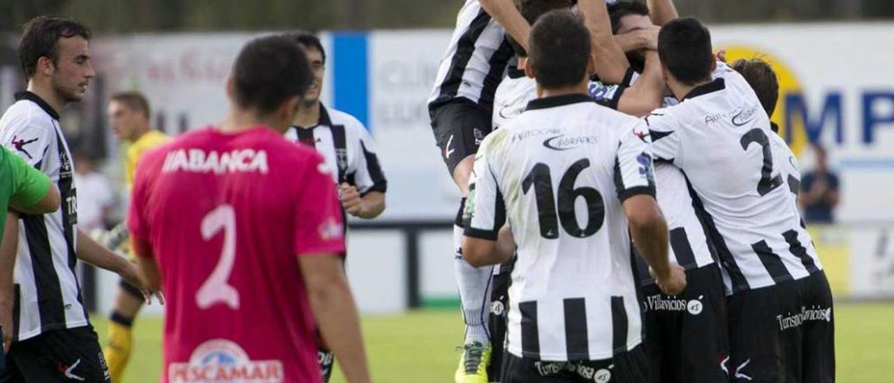 Los jugadores del Lealtad felicitan a Pablo Espina tras lograr el gol.