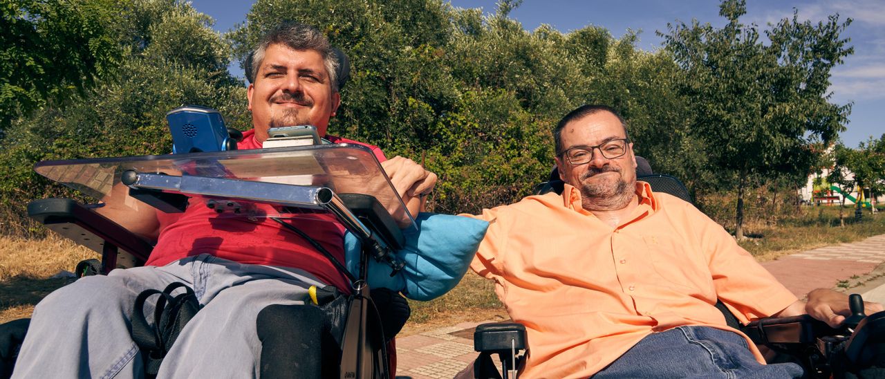 Luisfer y José posan en un parque a las afueras de la residencia CAMF.