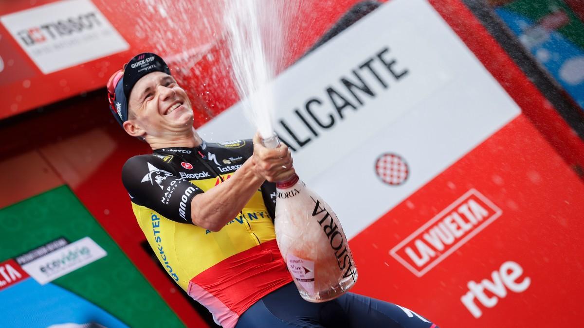 Remco Evenepoel celebrando su triunfo