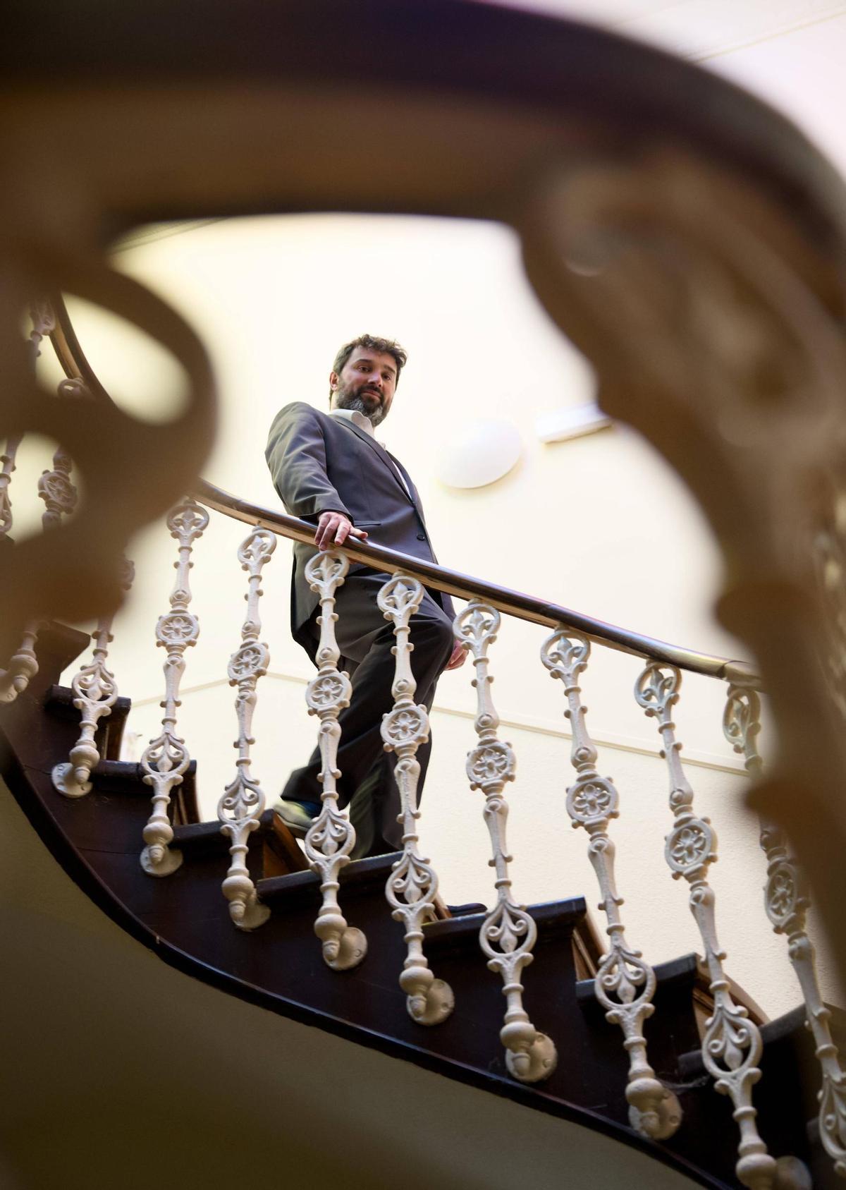 El Alcalde de Valdés posa en las icónicas escaleras de la Casa Consistorial, contruida entre 1912 y diseñado por el arquitecto Manuel del Busto.