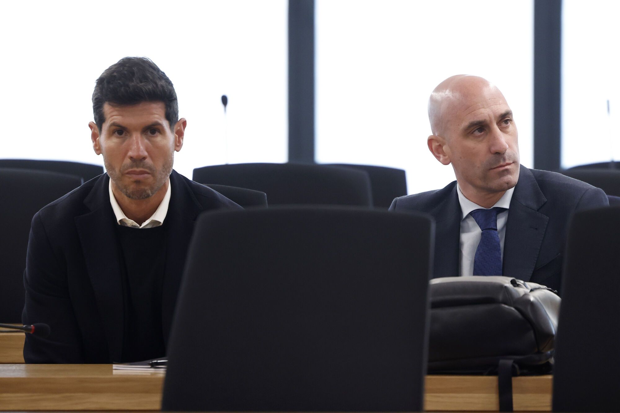 El expresidente de la Federación Española de Fútbol (RFEF) Luis Rubiales, acusado de agresión sexual y coacciones, y el exdirector deportivo de la selección masculina Albert Luque (i), durante el juicio contra el expresidente de la RFEF y otros miembros de la federación por el beso que Rubiales dio a la jugadora Jenni Hermoso tras la victoria del Mundial en Sídney (Australia) el 20 de agosto de 2023 y que ella asegura que no consintió. Rubiales se enfrentará a una petición de dos años y medio de cárcel y compartirá banquillo con tres personas de su confianza en la Federación: el exdirector deportivo de la selección masculina Albert Luque, el exentrenador de la femenina Jorge Vilda y el antiguo responsable de Marketing de la RFEF Rubén Rivera. EFE/Chema Moya ***POOL***. añade txto 1
