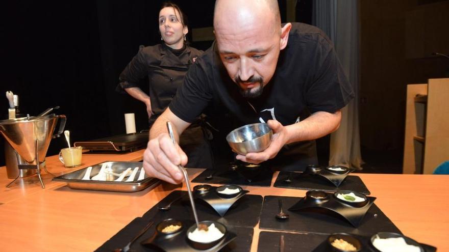 El cocinero Iñaki Bretal prepara sus mini-raciones en una anterior edición de Pontedetapas Gustavo Santos