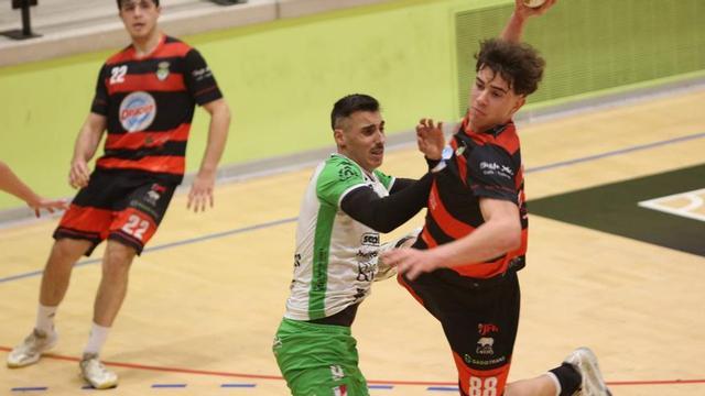 Mateo arma el brazo en un lance del partido de ayer. | Bernabé/Amanda Castro