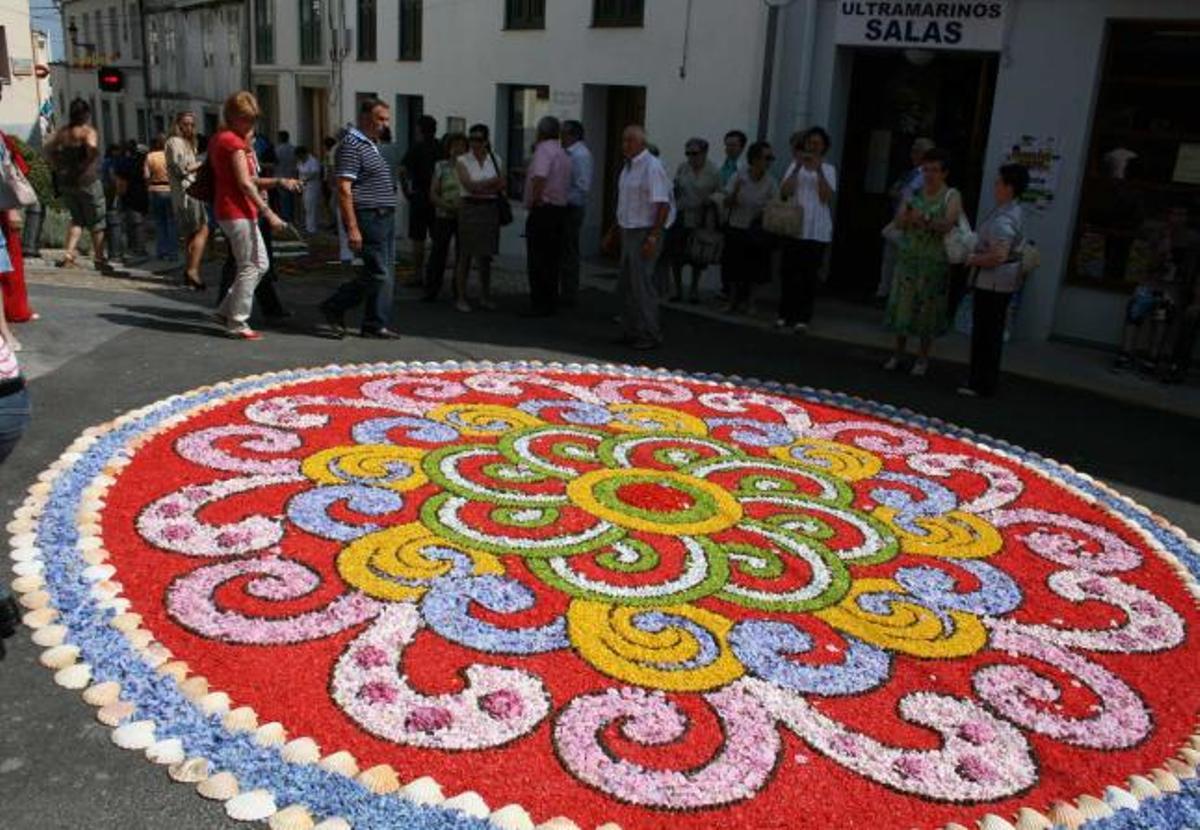 Una de las alfombras elaboradas en pleno centro de Castropol.