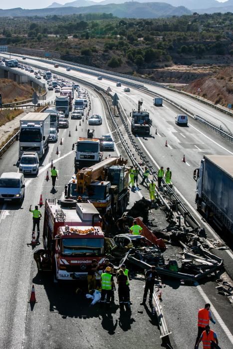 Un camión salta la mediana y colisiona con dos tur