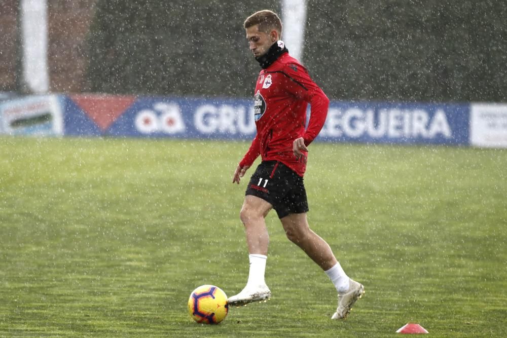 El entrenamiento en Abegondo se desarrolló entre ejercicios de táctica y un partido de once contra once.