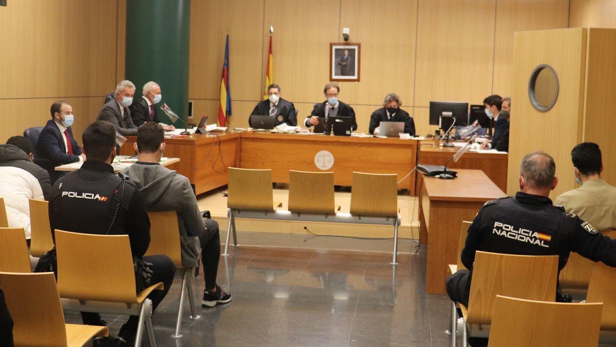 Los tres condenados, sentados en la primera fila, durante el juicio por la violación.