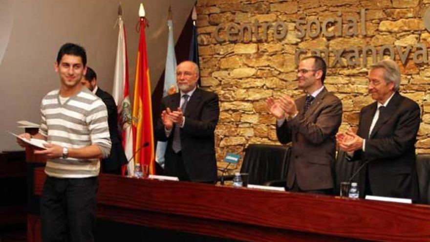 El coruñés Óscar González recibe el premio ante los aplausos del conselleiro de Educación.