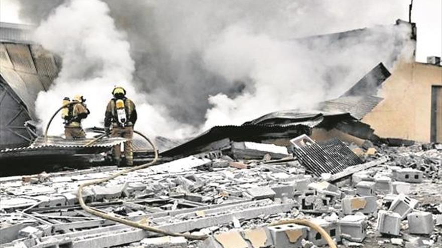 Un incendio arrasa en Crevillente una fábrica entera de neumáticos