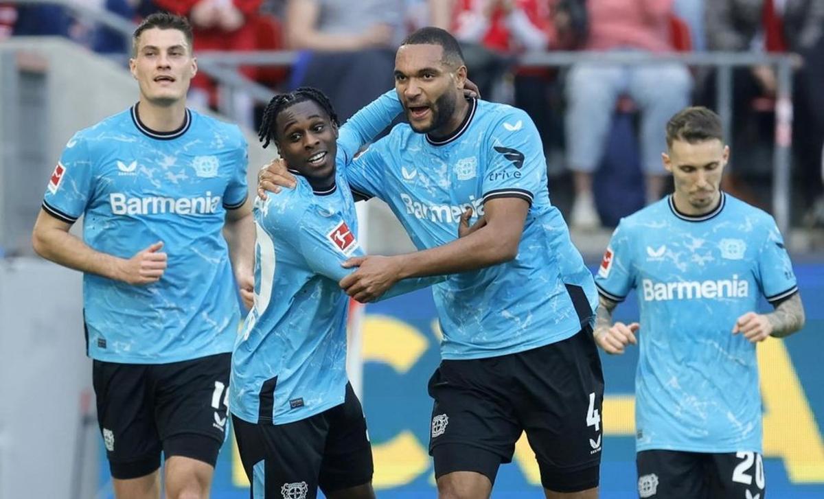 Grimaldo y Frimpong celebran un gol en Bundesliga
