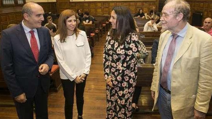 Desde la izquierda, Tomás Quintana, Eva Menéndez, Miriam Cueto y Leopoldo Tolivar, instantes antes de la conferencia del Procurador.