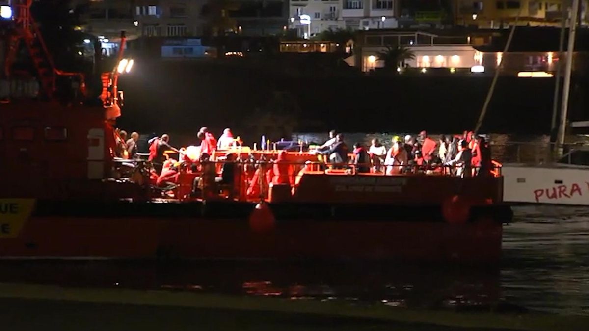 Rescatan a 129 personas en un cayuco a 200 Km de Gran Canaria