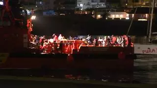 Rescatan a 129 personas en un cayuco a 200 km de Gran Canaria
